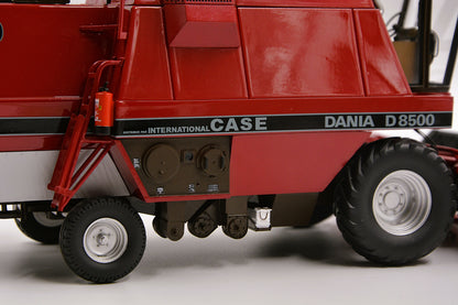 Limited Edition VKA Models CASE International Dania D8500 Combine Harvester BOXED 1:32 Scale – Collection Only