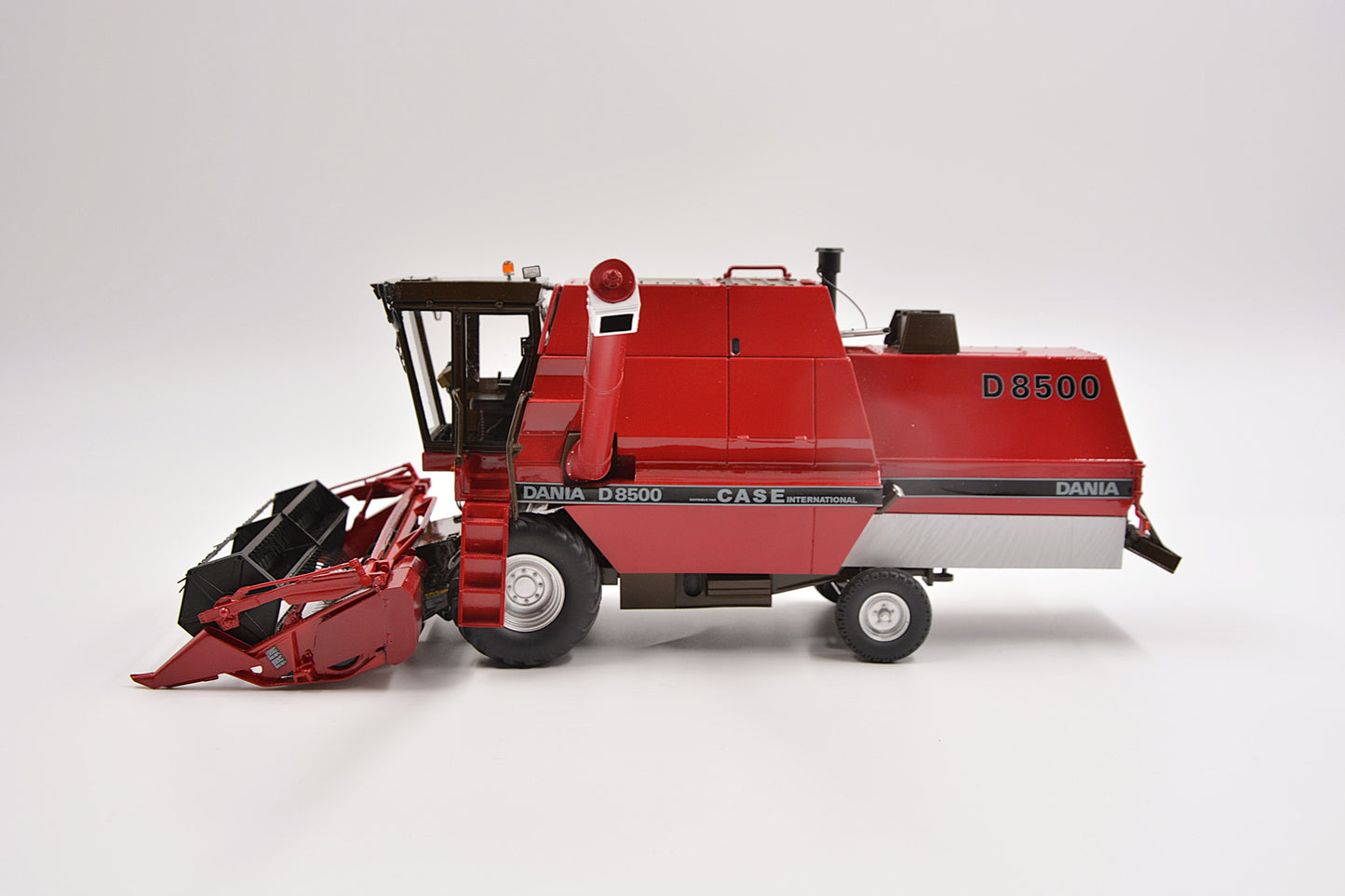 Limited Edition VKA Models CASE International Dania D8500 Combine Harvester BOXED 1:32 Scale – Collection Only