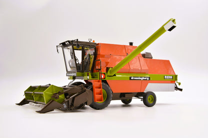 Limited Edition VKA Models Dronningborg Gen 1 D8500 Combine Harvester BOXED 1:32 Scale – Collection Only