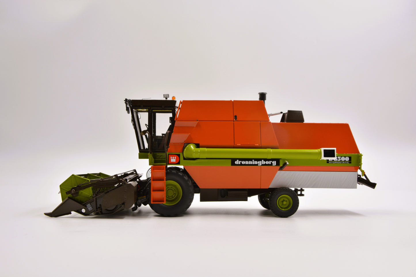 Limited Edition VKA Models Dronningborg Gen 1 D8500 Combine Harvester BOXED 1:32 Scale – Collection Only