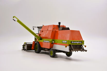 Limited Edition VKA Models Dronningborg Gen 1 D8500 Combine Harvester BOXED 1:32 Scale – Collection Only