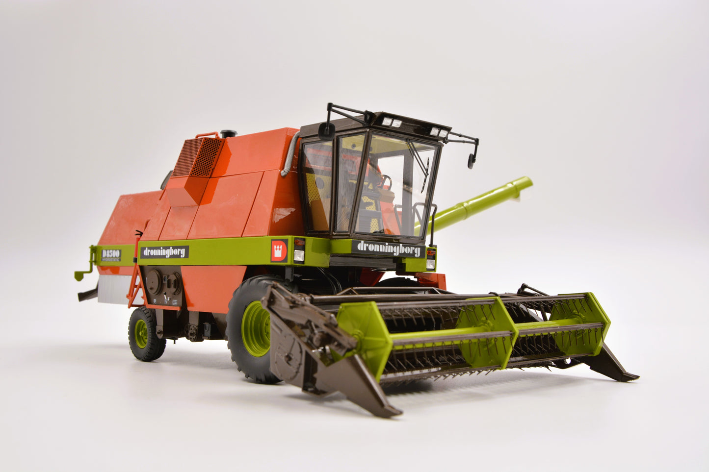 Limited Edition VKA Models Dronningborg Gen 1 D8500 Combine Harvester BOXED 1:32 Scale – Collection Only