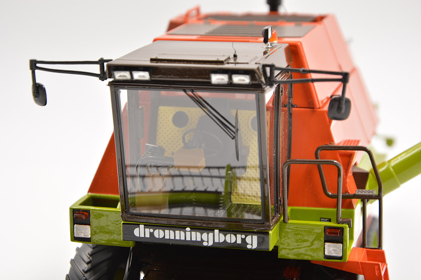 Limited Edition VKA Models Dronningborg Gen 1 D8500 Combine Harvester BOXED 1:32 Scale – Collection Only