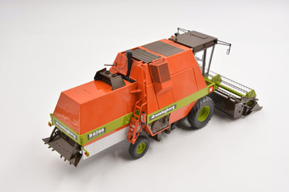 Limited Edition VKA Models Dronningborg Gen 1 D8500 Combine Harvester BOXED 1:32 Scale – Collection Only