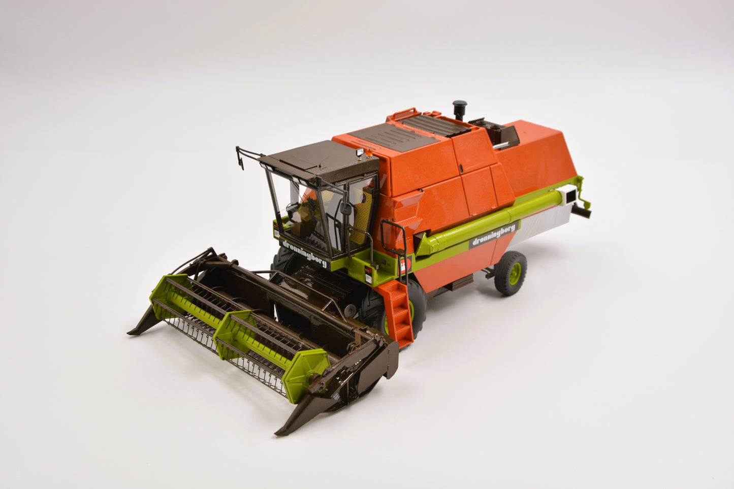 Limited Edition VKA Models Dronningborg Gen 1 D8500 Combine Harvester BOXED 1:32 Scale – Collection Only