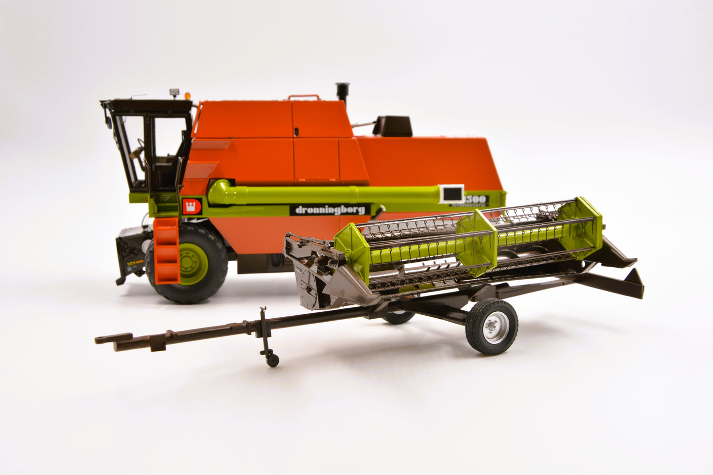 Limited Edition VKA Models Dronningborg Gen 1 D8500 Combine Harvester BOXED 1:32 Scale – Collection Only