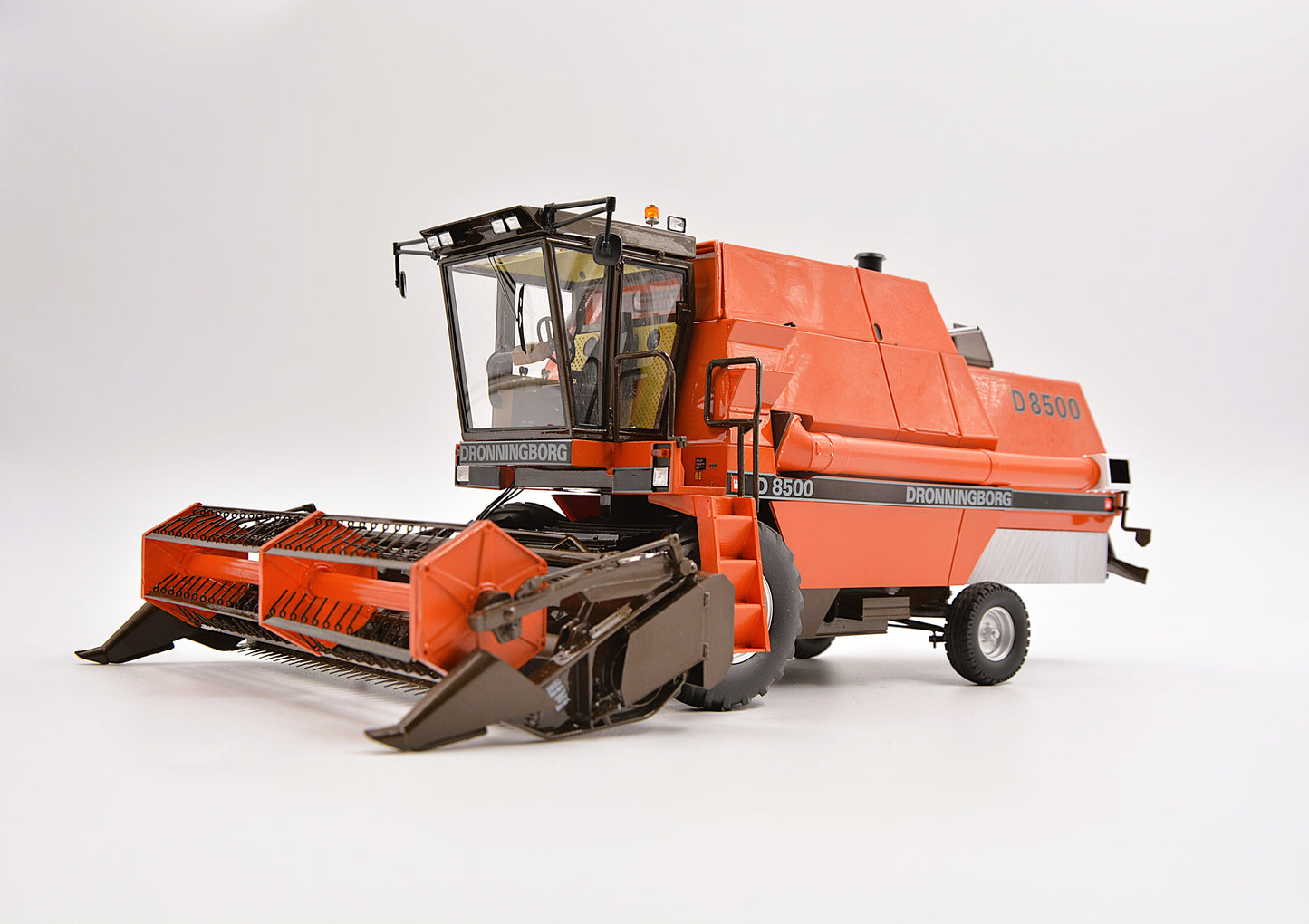 Limited Edition VKA Models Dronningborg Gen 2 D8500 Combine Harvester BOXED 1:32 Scale – Collection Only