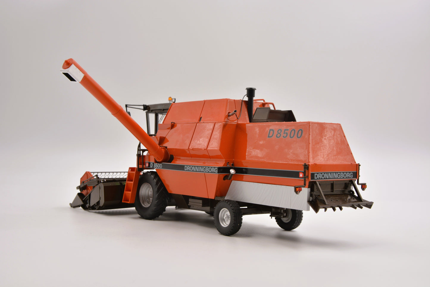 Limited Edition VKA Models Dronningborg Gen 2 D8500 Combine Harvester BOXED 1:32 Scale – Collection Only