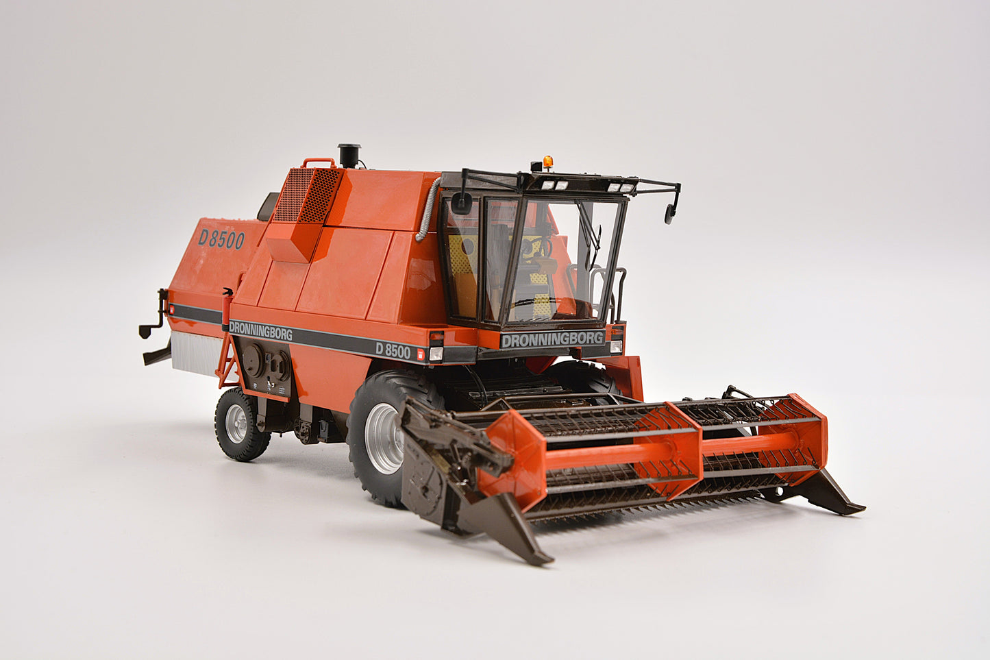 Limited Edition VKA Models Dronningborg Gen 2 D8500 Combine Harvester BOXED 1:32 Scale – Collection Only