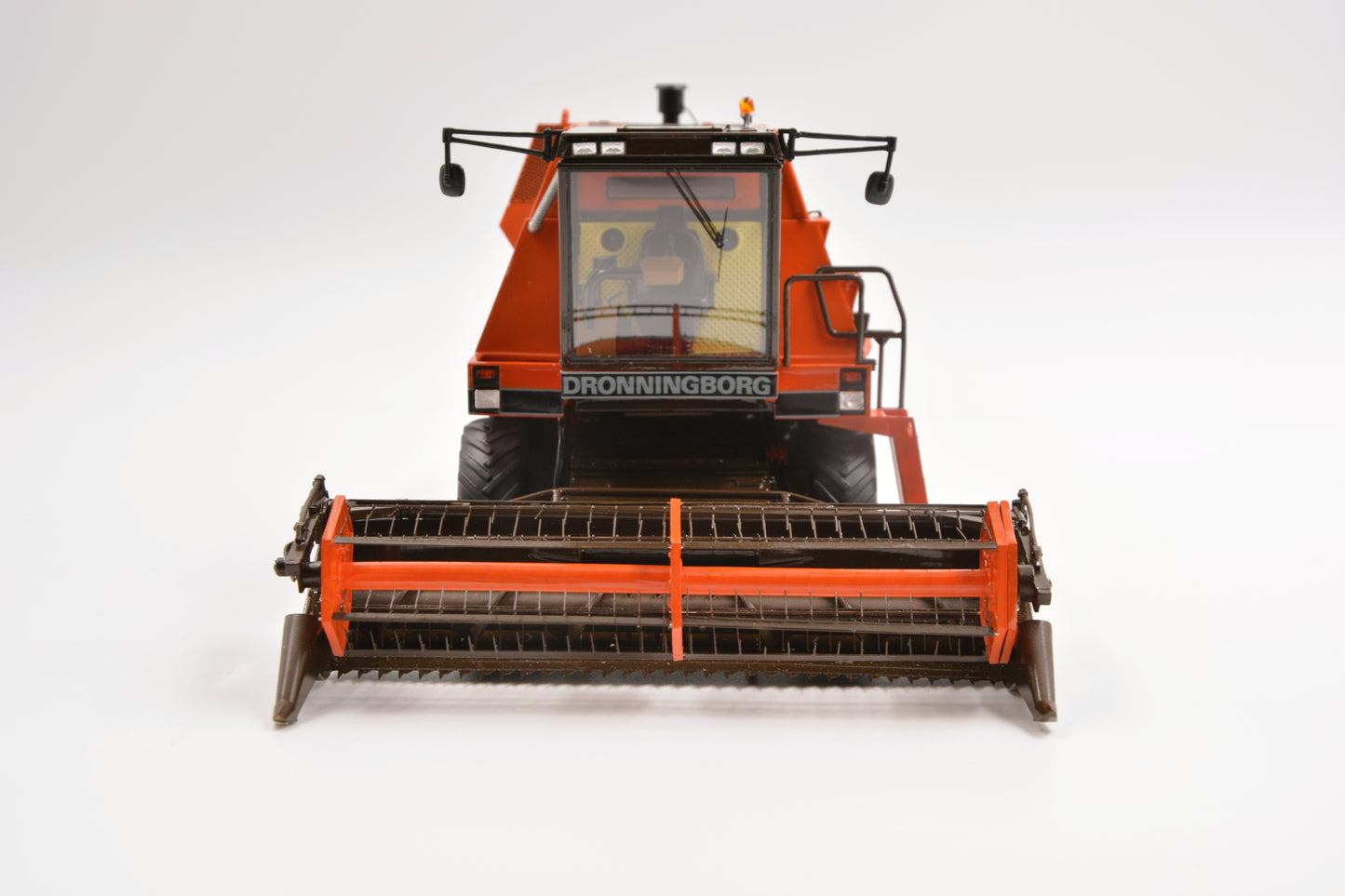 Limited Edition VKA Models Dronningborg Gen 2 D8500 Combine Harvester BOXED 1:32 Scale – Collection Only
