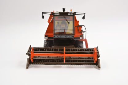 Limited Edition VKA Models Dronningborg Gen 2 D8500 Combine Harvester BOXED 1:32 Scale – Collection Only