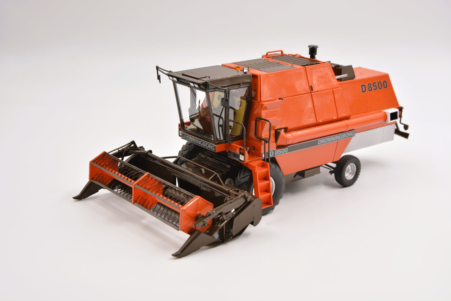 Limited Edition VKA Models Dronningborg Gen 2 D8500 Combine Harvester BOXED 1:32 Scale – Collection Only