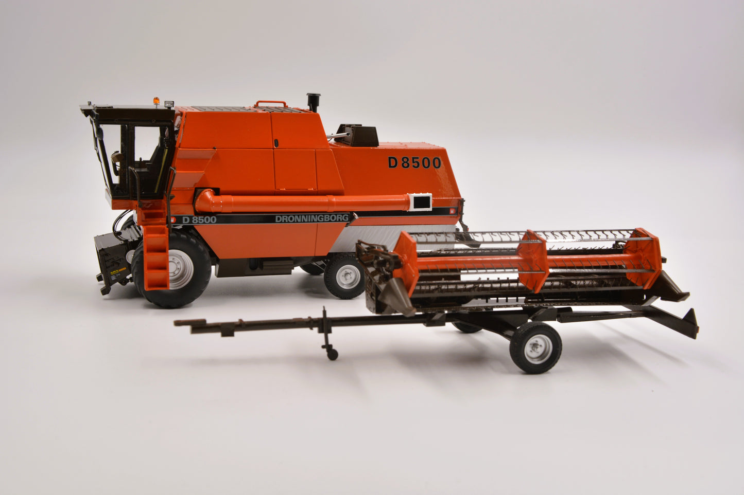 Limited Edition VKA Models Dronningborg Gen 2 D8500 Combine Harvester BOXED 1:32 Scale – Collection Only