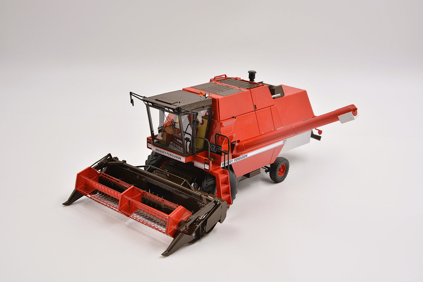 Limited Edition VKA Models Massey Ferguson MF21 Combine Harvester BOXED 1:32 Scale – Collection Only
