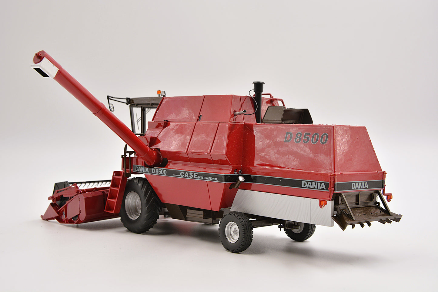 Limited Edition VKA Models CASE International Dania D8500 Combine Harvester BOXED 1:32 Scale – Collection Only