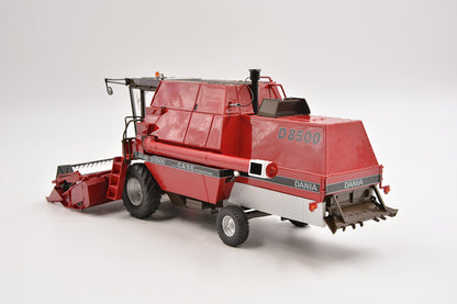 Limited Edition VKA Models CASE International Dania D8500 Combine Harvester BOXED 1:32 Scale – Collection Only