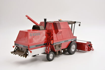 Limited Edition VKA Models CASE International Dania D8500 Combine Harvester BOXED 1:32 Scale – Collection Only