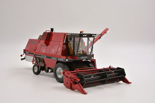 Limited Edition VKA Models CASE International Dania D8500 Combine Harvester BOXED 1:32 Scale – Collection Only