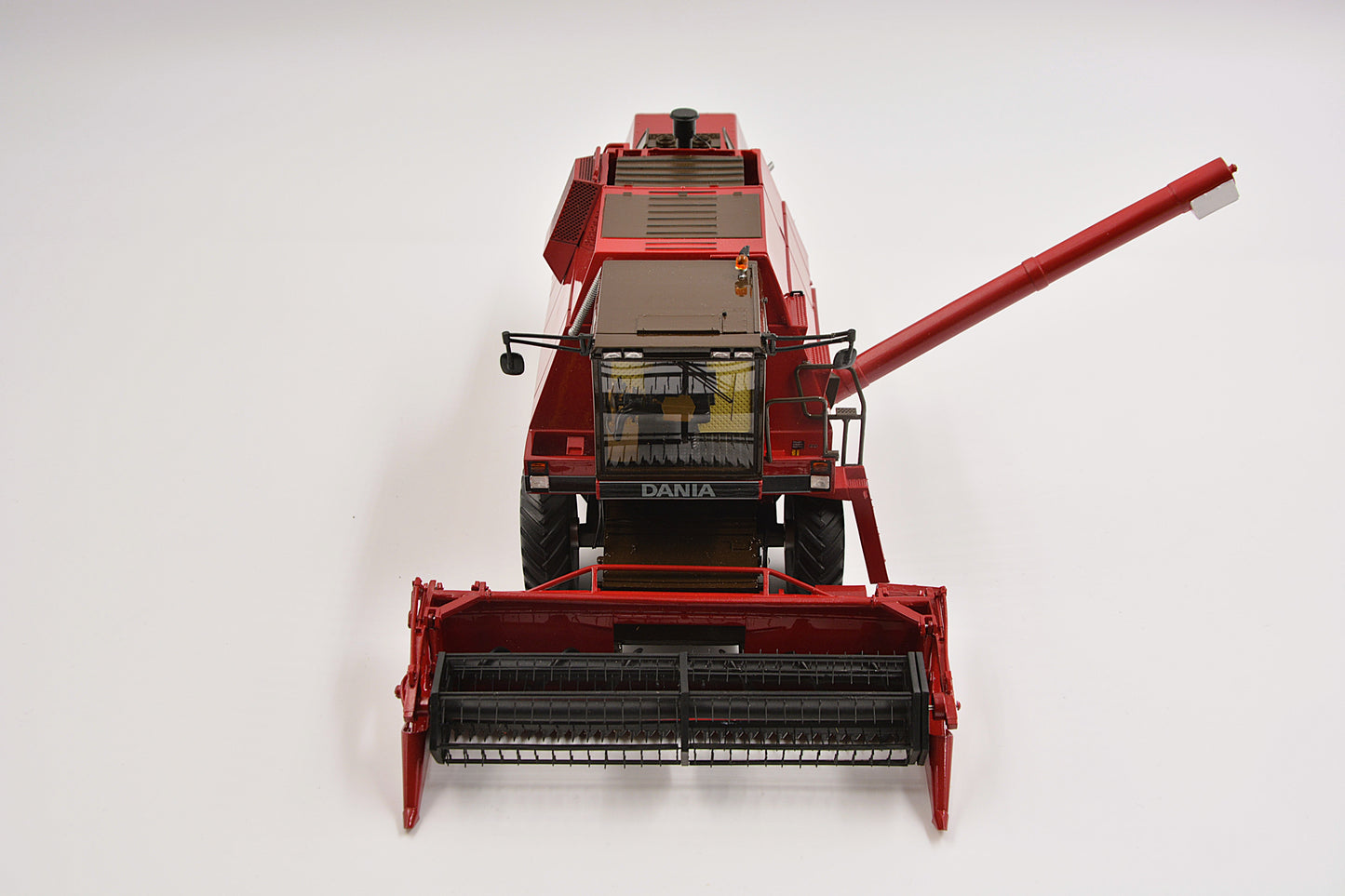 Limited Edition VKA Models CASE International Dania D8500 Combine Harvester BOXED 1:32 Scale – Collection Only