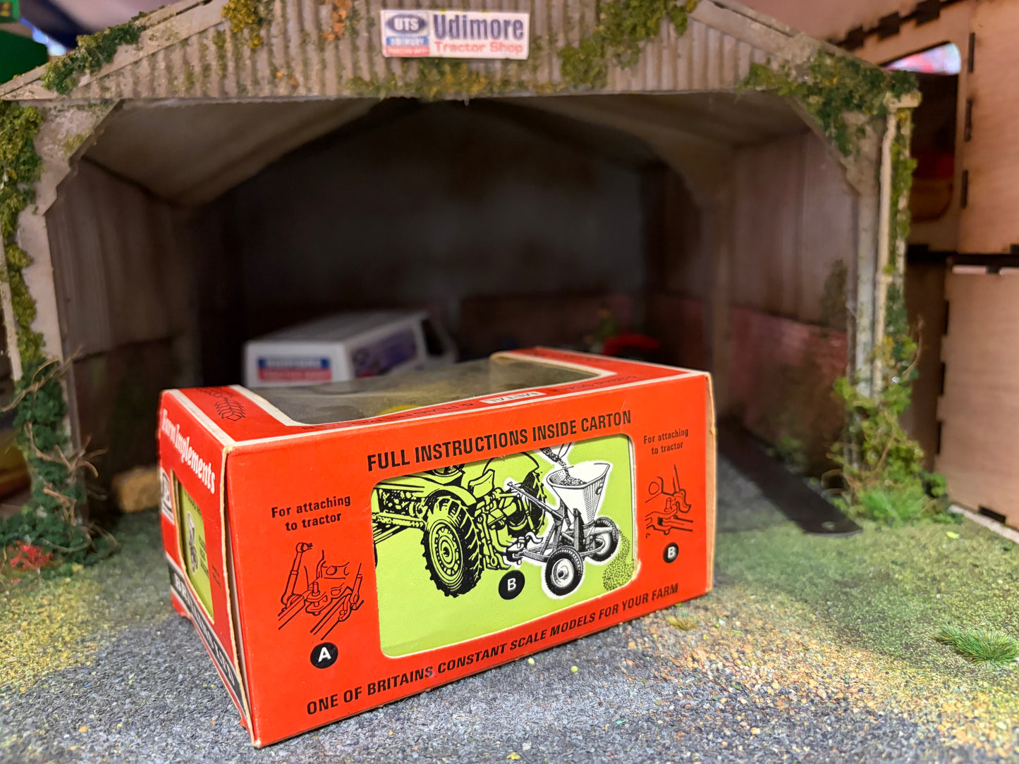 9538 Britains VINTAGE Vicon Vari Spreader straw box 1:32 scale BOXED  Obsolete MIB