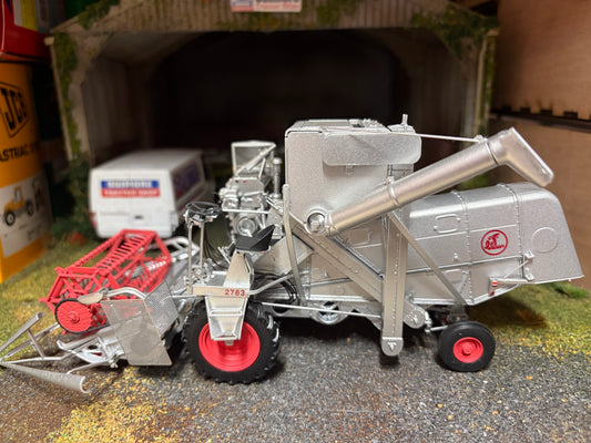 RARE Claas Silver 1958 Europa Combine Harvester Universal Hobbies 1:32 – Boxed Obsolete