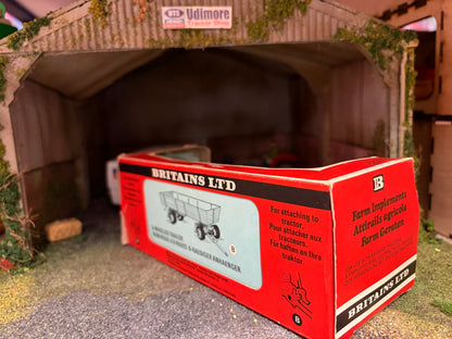 9558 Vintage Britains 8 wheeled trailer 1:32 scale Straw Box obsolete