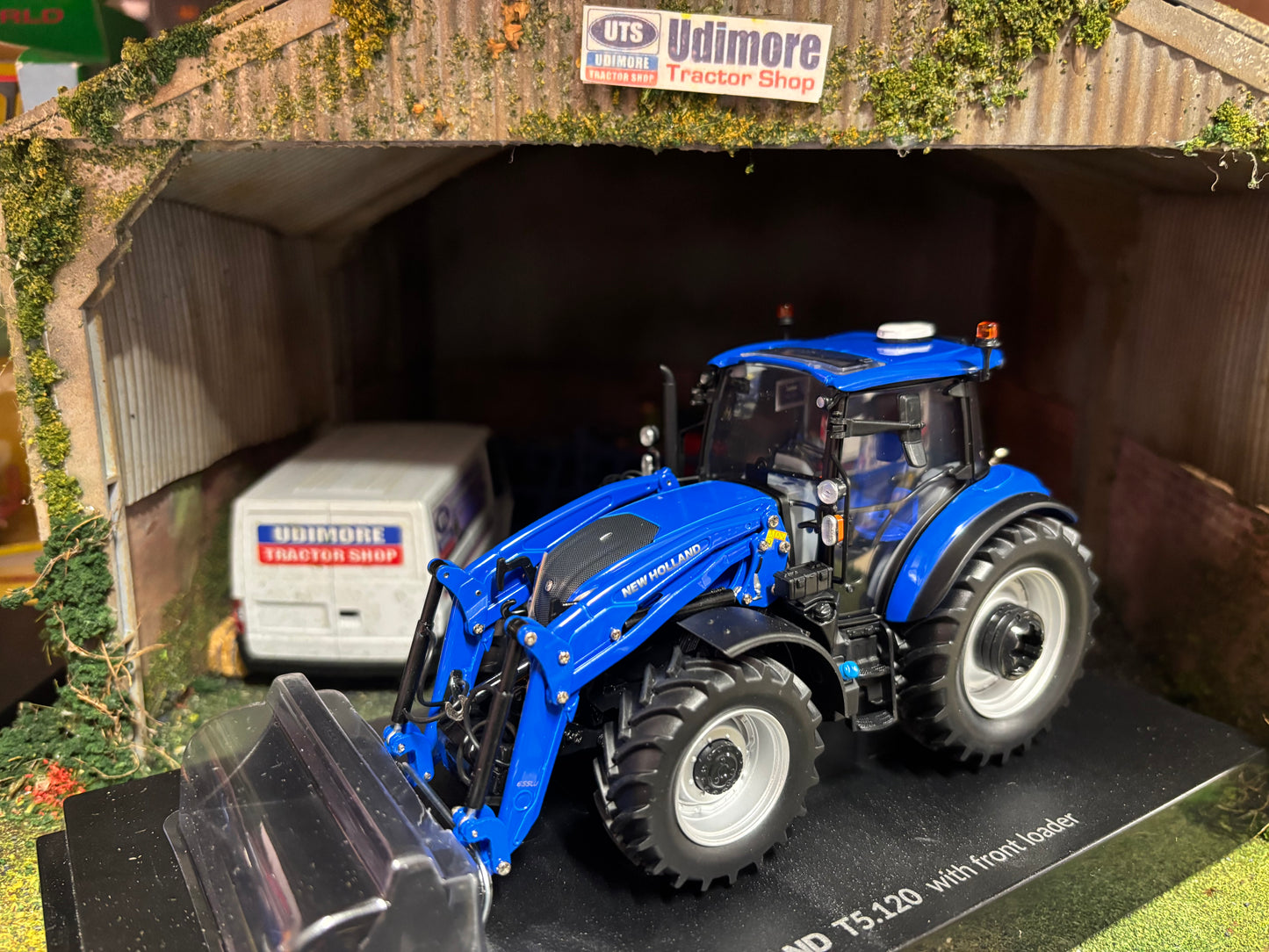 Universal Hobbies New Holland T5.120 dual command Tractor Front Loader Silver wheels BOXED 1:32 scale UH6874