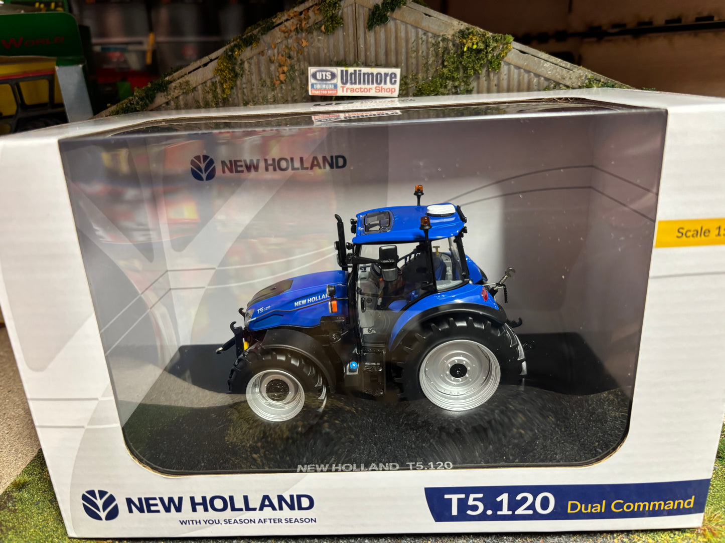 Universal Hobbies New Holland T5.120 dual command Tractor Silver wheels BOXED 1:32 scale UH7202