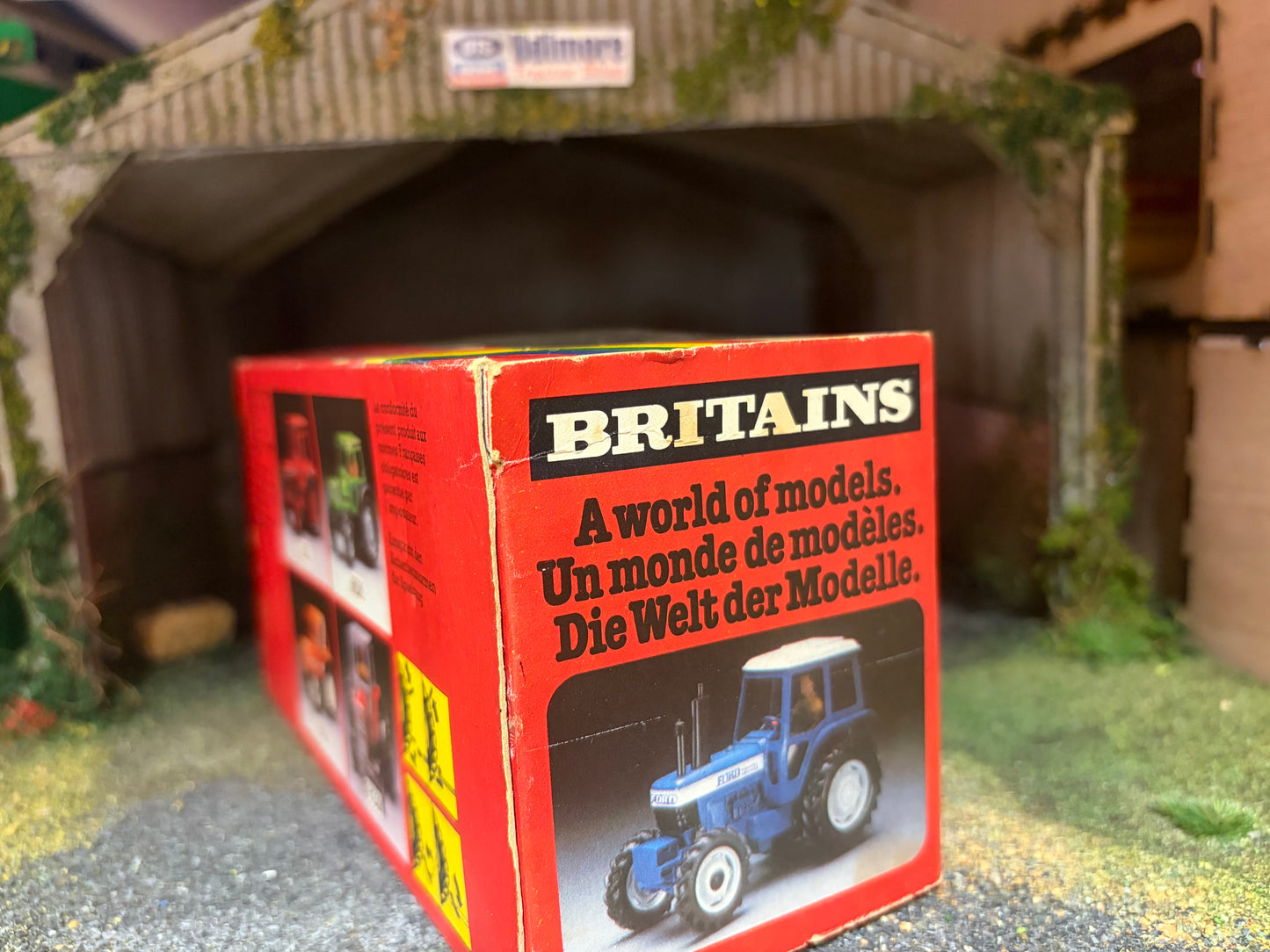 Vintage Britains Ford TW20 Tractor 9523 Rainbow Box 1:32 Scale Obsolete