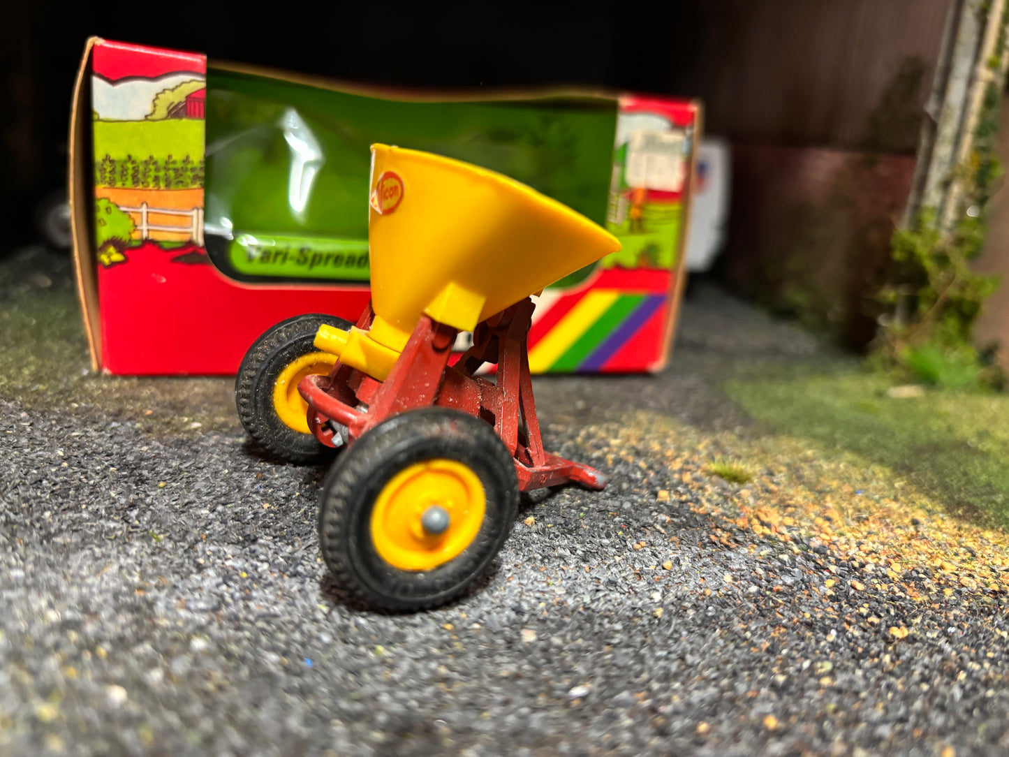 9538 Vintage Britains Vicon Vari Spreader   1:32 scale boxed obsolete