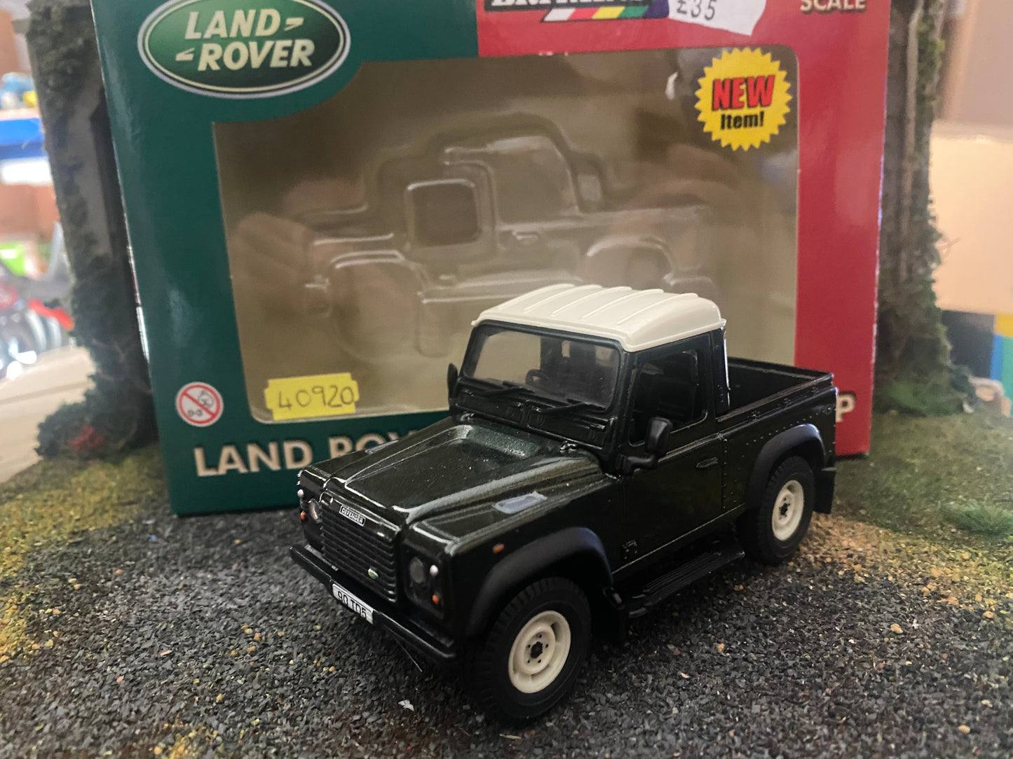 Britains Land rover Defender Pick up 1:32 scale  obsolete 40920