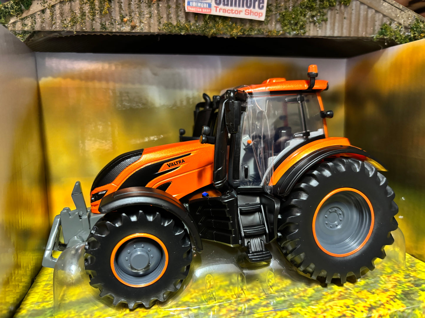 Britains Orange Valtra T254 Tractor 1:32 scale New BOXED 43273