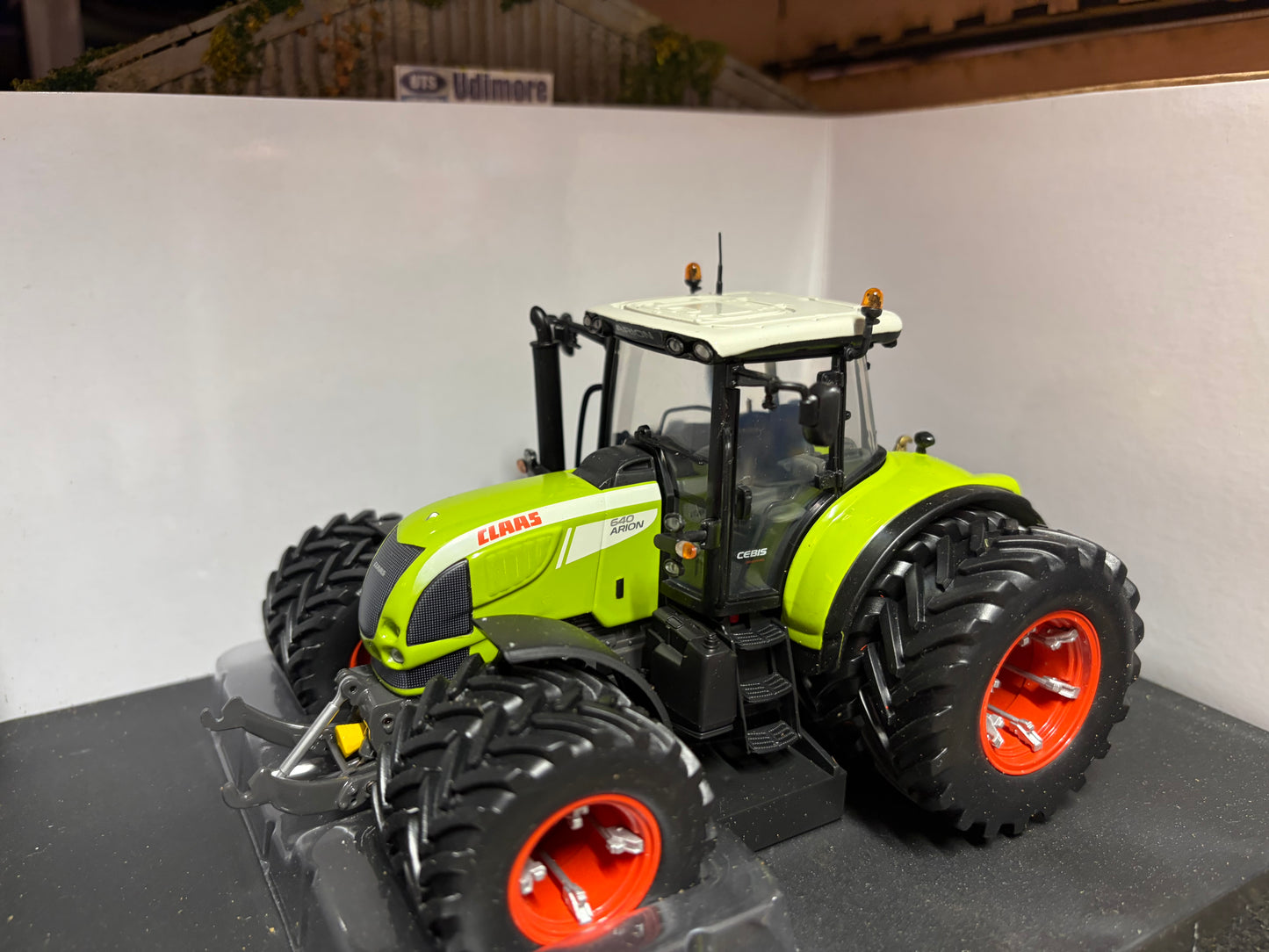 Universal Hobbies CLAAS Axion 640 Tractor with Twin Rear Tyres Limited Edition Boxed 1:32 Scale obsolete