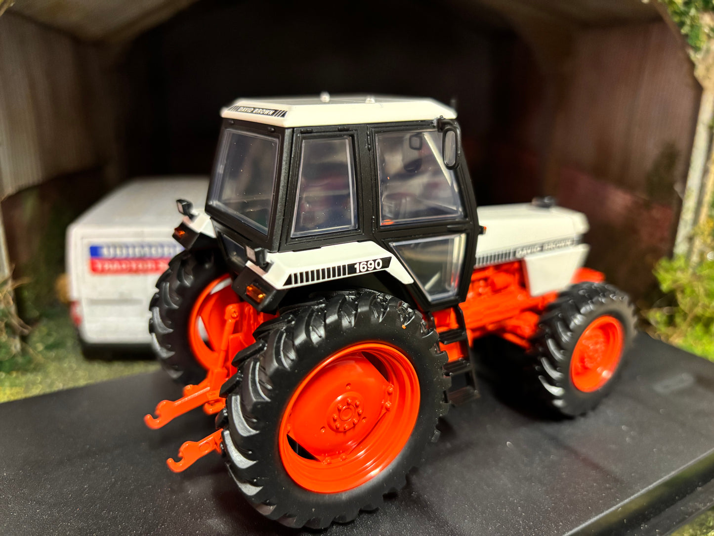Universal Hobbies David Brown 1690 4wd Tractor BOXED 1:32 scale UH6753