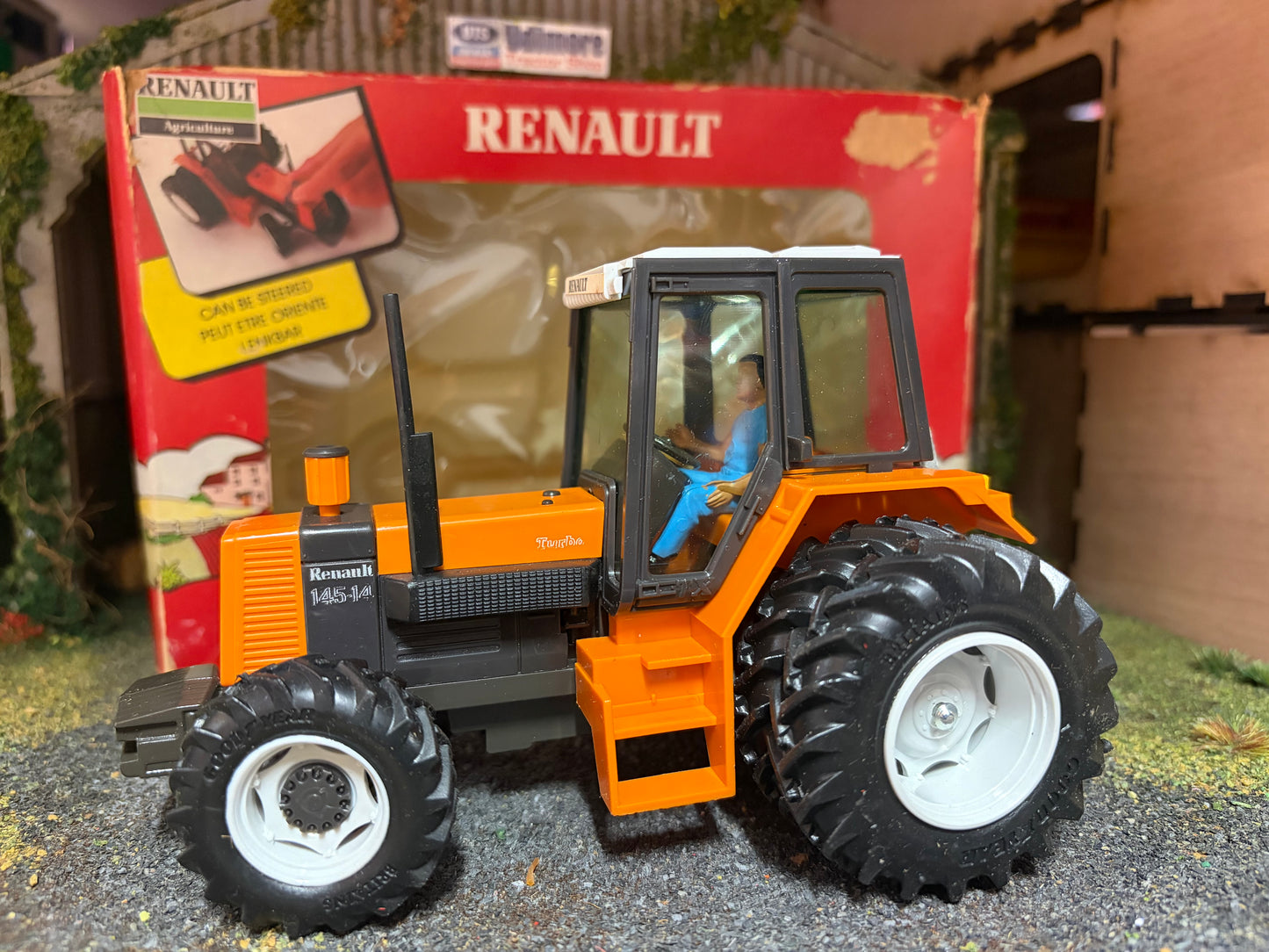 Vintage Britains Renault 145-14 Tractor with Rear Dual Wheels 9522 Original Rainbow Box Obsolete 1:32 Scale (1986)