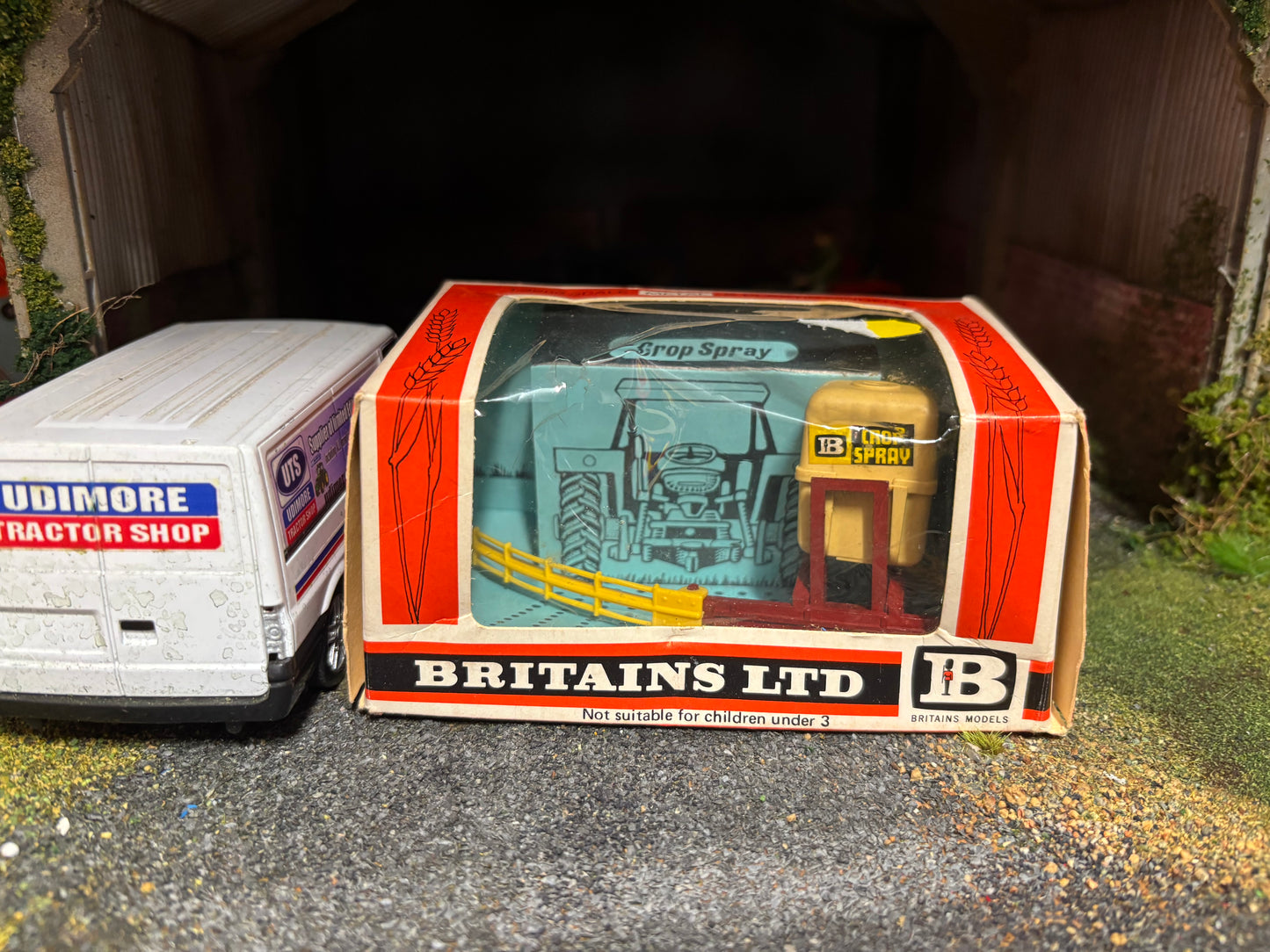 9548 Britains Crop Sprayer 1:32 scale obsolete in straw box