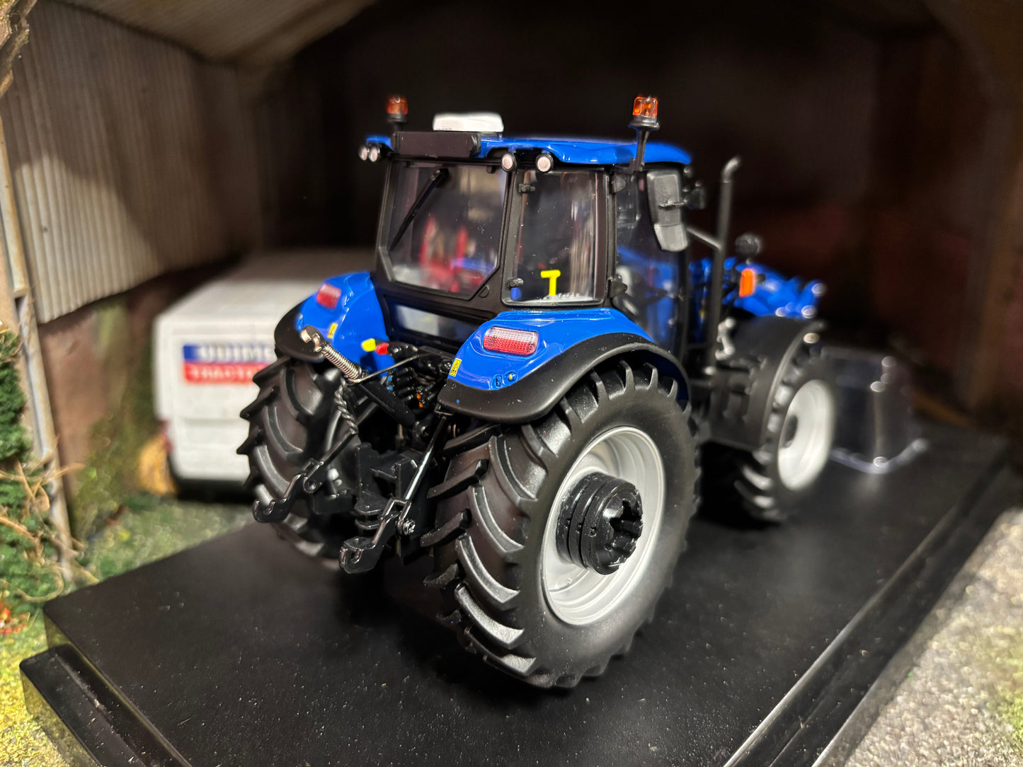 Universal Hobbies New Holland T5.120 dual command Tractor Front Loader Silver wheels BOXED 1:32 scale UH6874