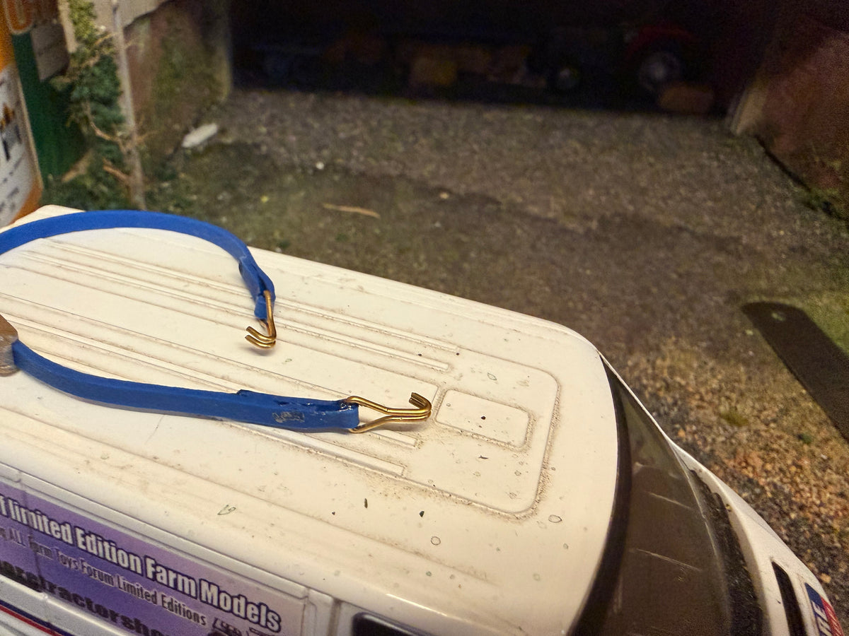 Blue Elastic Ratchet Straps with Brass Hooks – 150mm – 1:32 Scale