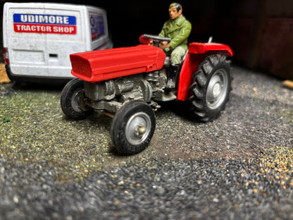 Britains Massey Ferguson 135 Tractor red bonnet 1:32 scale