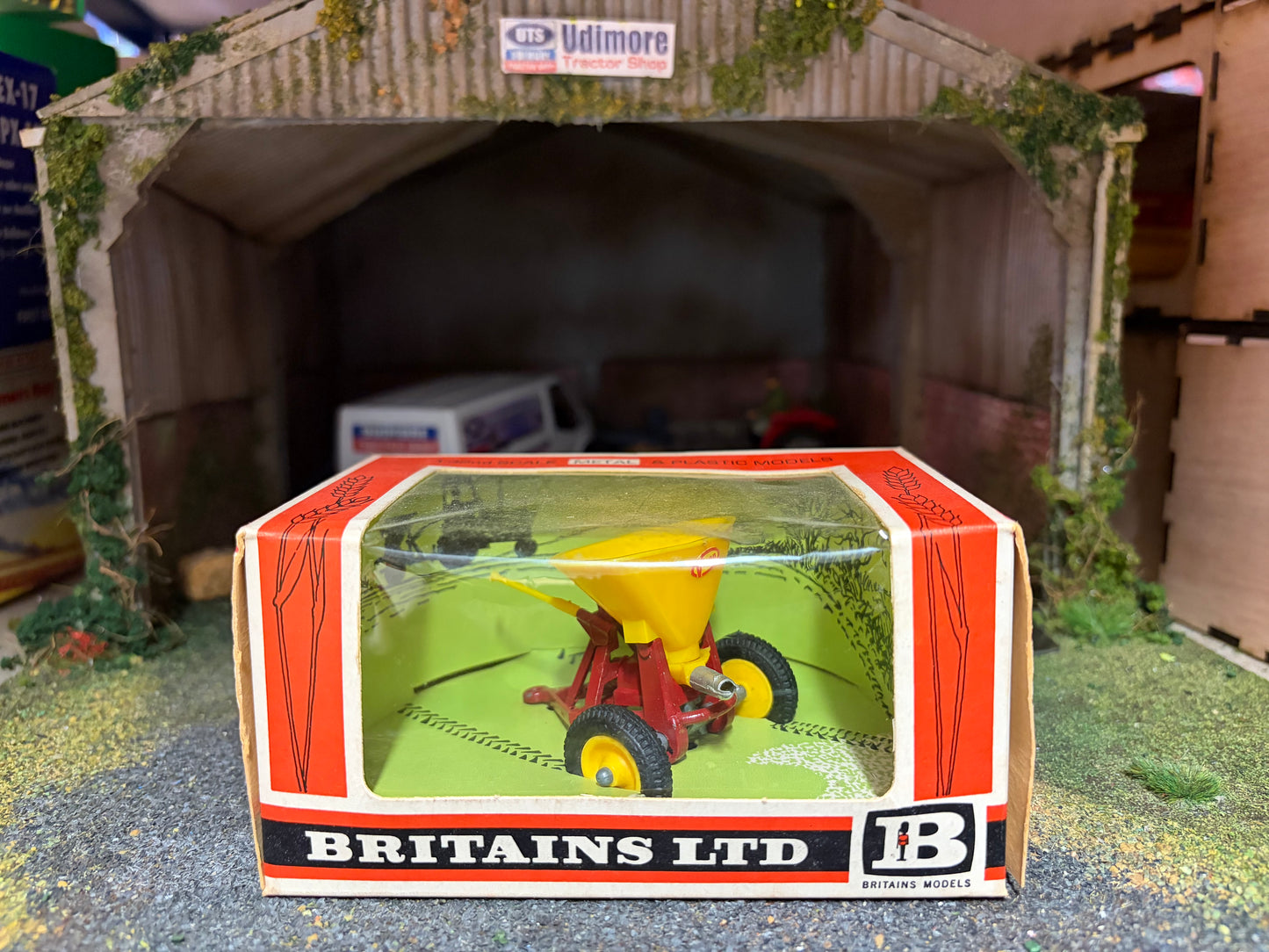 9538 Britains VINTAGE Vicon Vari Spreader straw box 1:32 scale BOXED  Obsolete MIB