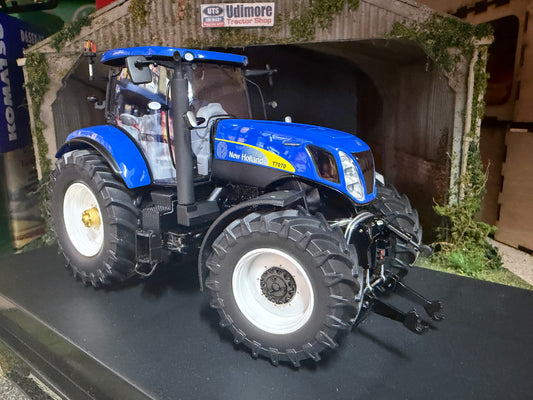 New Holland T7070 Tractor 1:32 scale Boxed ROS
