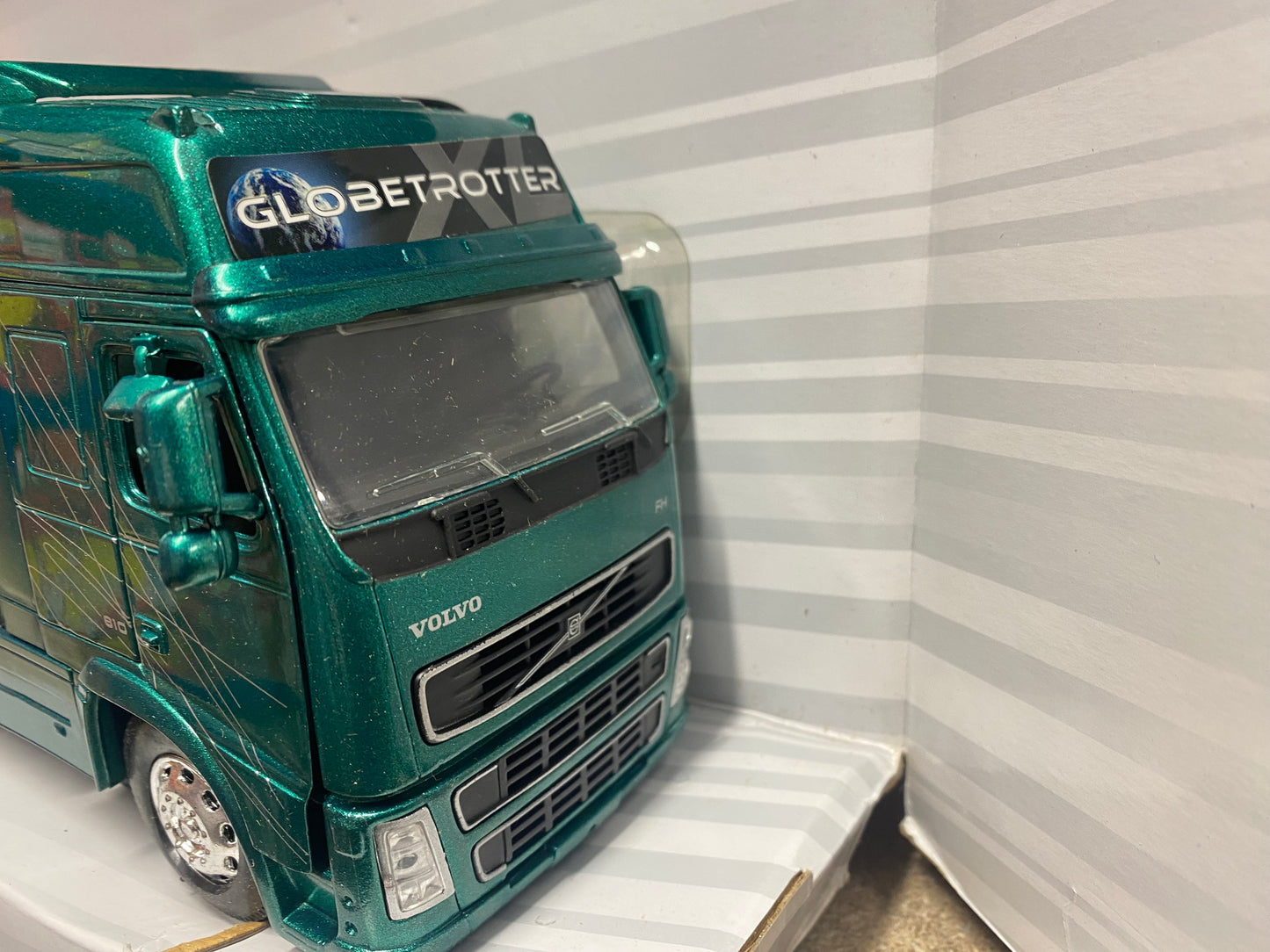 Fast Lane Toys R Us Volvo Globetrotter Fuel Truck Transporter 1:32 scale boxed OBSOLETE 2007