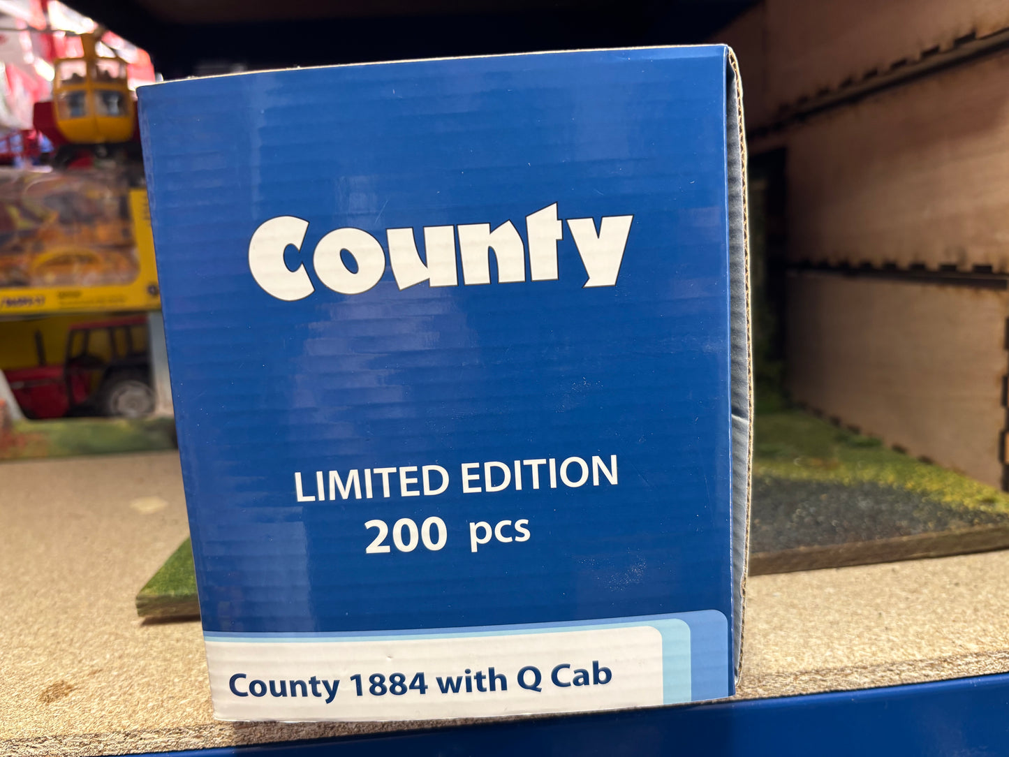 Limited Edition 105 of 200 Universal Hobbies County 1884 Q Cab tractor BOXED 1.32 scale ULTRA RARE