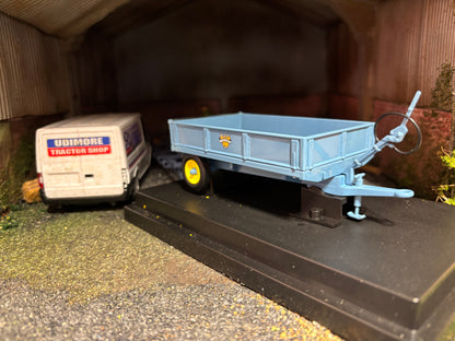 6215 Universal Hobbies Weeks Trailer 1:32 scale DEALER box