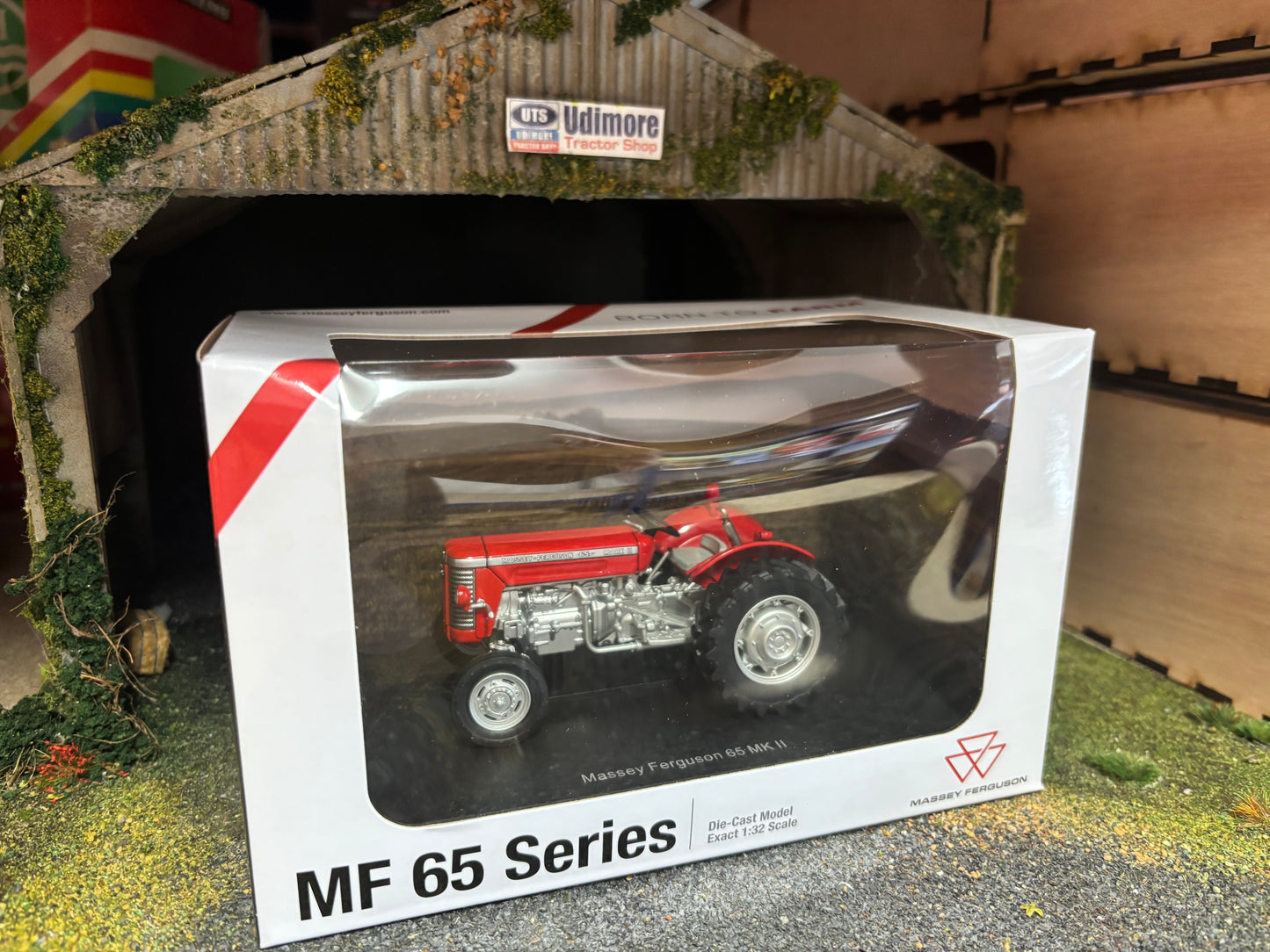 6395 Universal Hobbies Massey Ferguson 65 mk 2 tractor BOXED 1:32 scale NEW