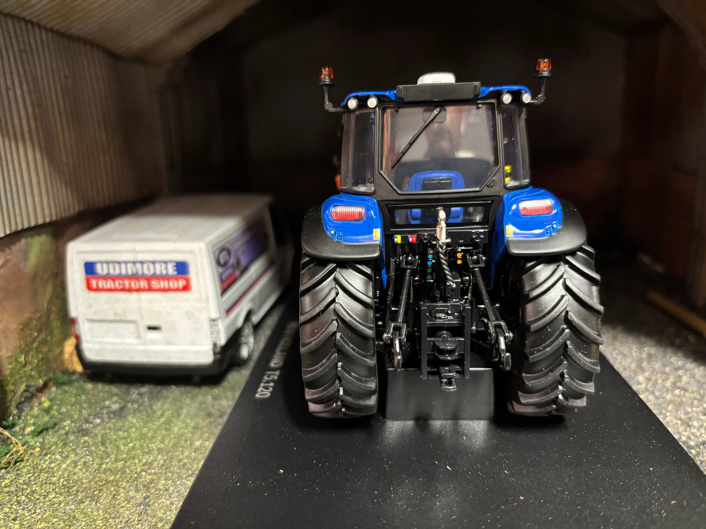 Universal Hobbies New Holland T5.120 dual command Tractor Silver wheels BOXED 1:32 scale UH7202