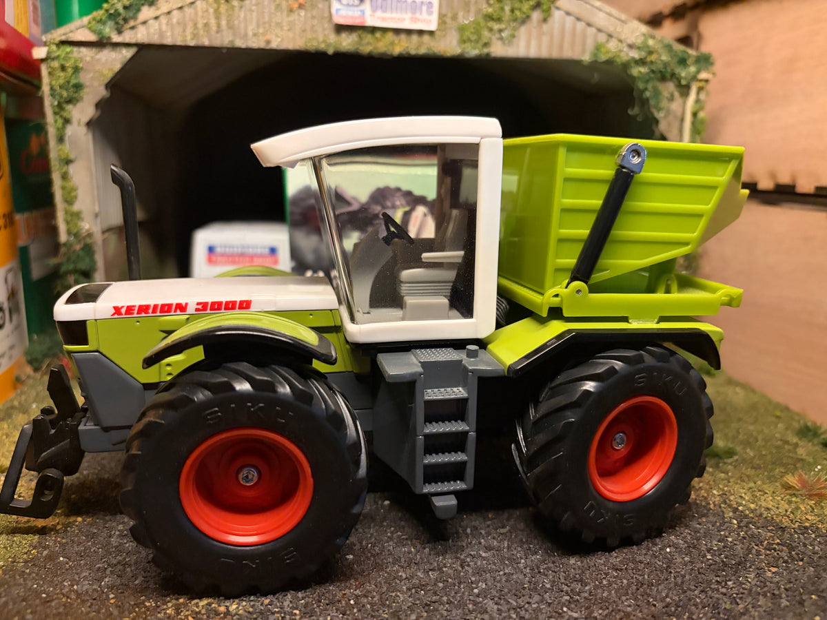 RARE Siku CLAAS Xerion 3000 Tractor 3553 – 1:32 Scale Dealer Box