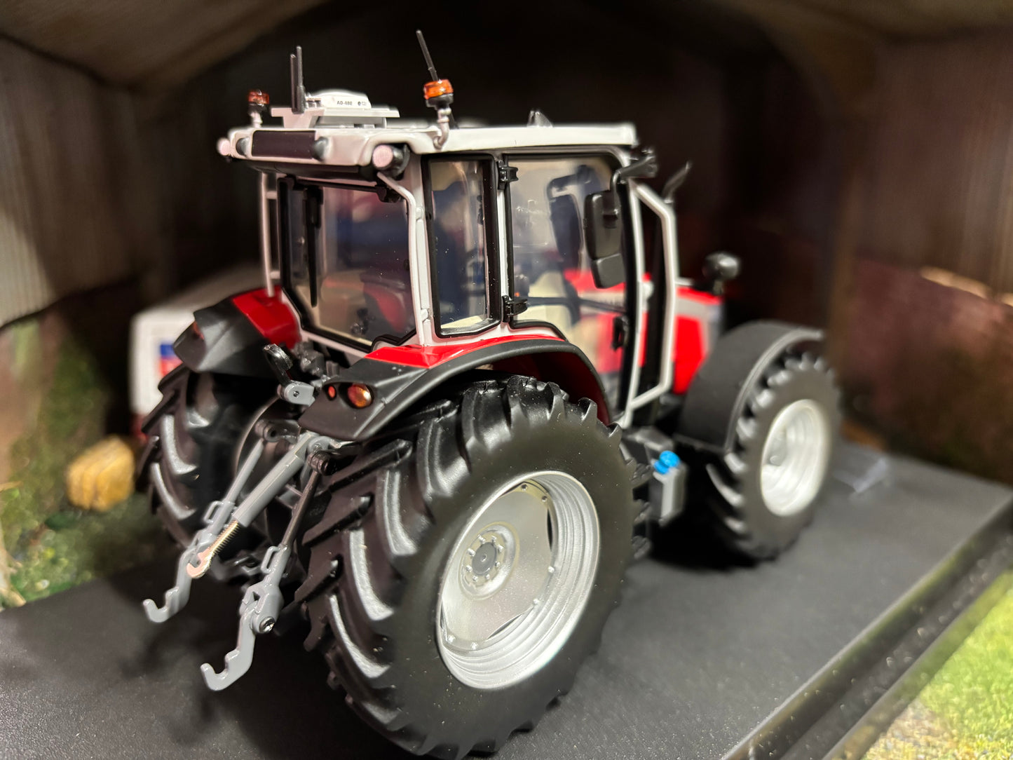 6808 Universal Hobbies Massey Ferguson 5M.145 tractor BOXED 1:32 scale New