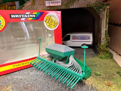 Vintage Britains 09595 Green Pneumatic Seed Drill 1997 1:32 Scale – Boxed Obsolete