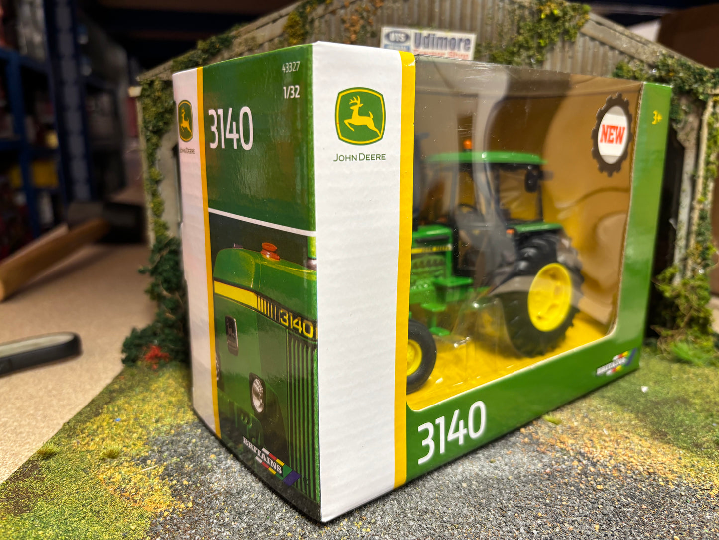 43327 Britains John Deere 3140 Tractor 2wd 1:32 scale obsolete